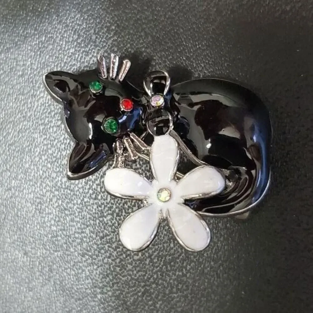 Black enamel kitty cat brooch